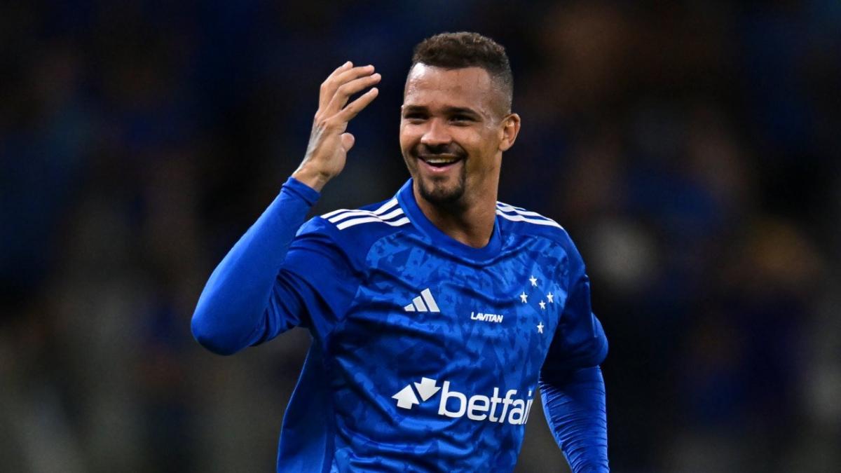 Cruzeiro defender Ze Ivaldo is a card magnet